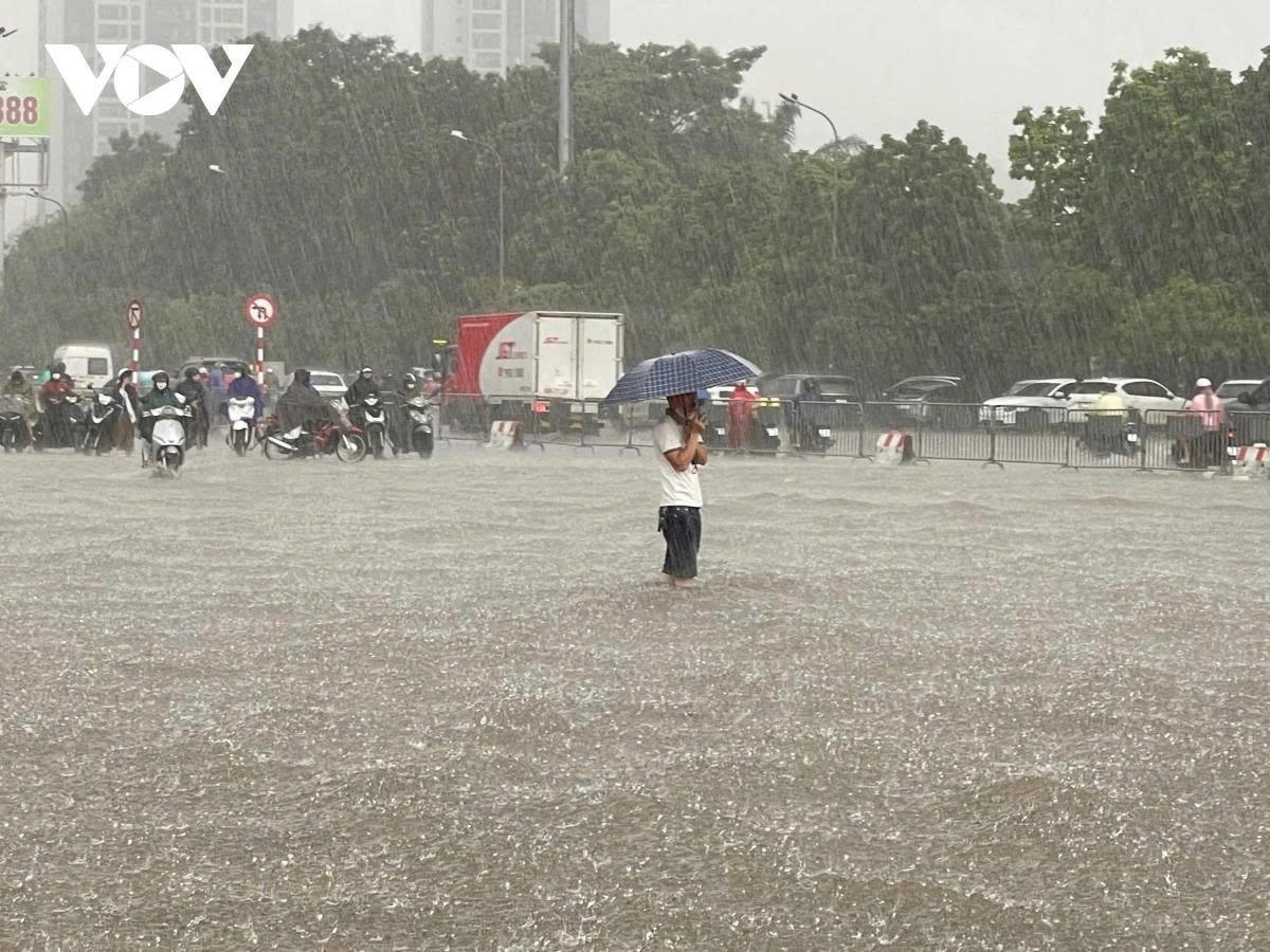 Do ảnh hưởng của hoàn lưu bão số 10, Hà Nội mưa lớn kéo dài, nhiều khu vực rơi vào tình trạng ngập nặng.
