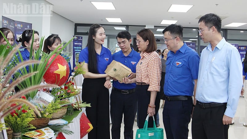 ຢ້ຽມຊົມບູດ ແລະ ຜະລິດຕະພັນຂອງຄະນະ.