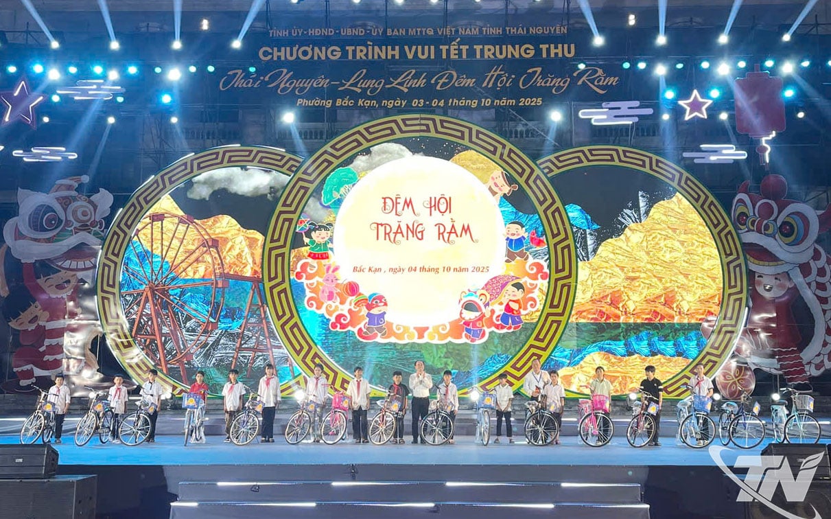 សមមិត្ត Nguyen Dang Binh និងគណៈប្រតិភូបានប្រគល់អំណោយដល់សិស្សានុសិស្សក្នុងកាលៈទេសៈលំបាក។