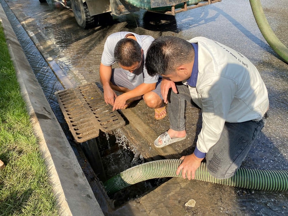 Phú Thượng ra quân vệ sinh môi trường, chuẩn bị công tác ứng phó với cơn bão số 11- Ảnh 6.