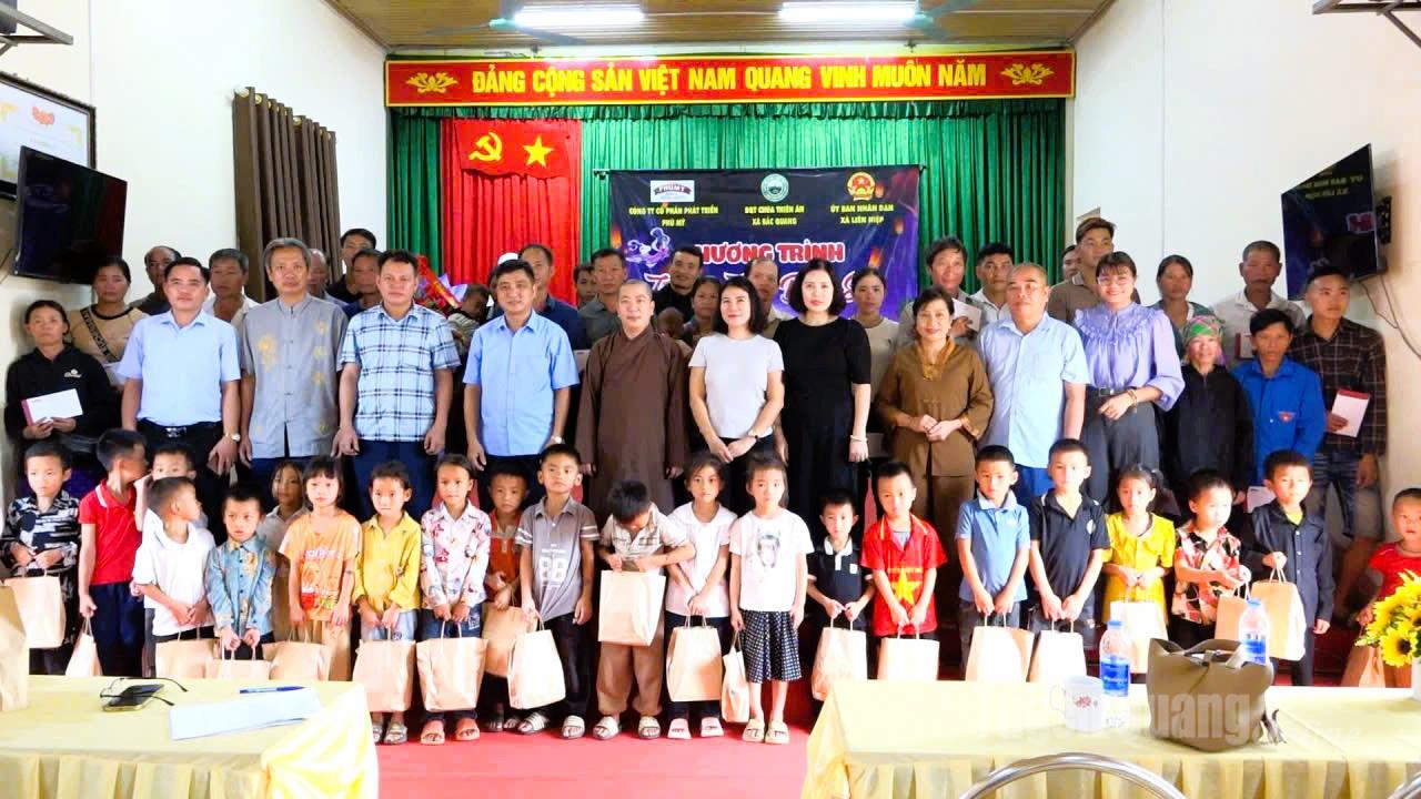 ក្រុម​អ្នក​ស្ម័គ្រ​ចិត្ត​បាន​ផ្តល់​អំណោយ​ដល់​សិស្សានុសិស្ស​នៅ​ឃុំ​លៀន​ហៀប។