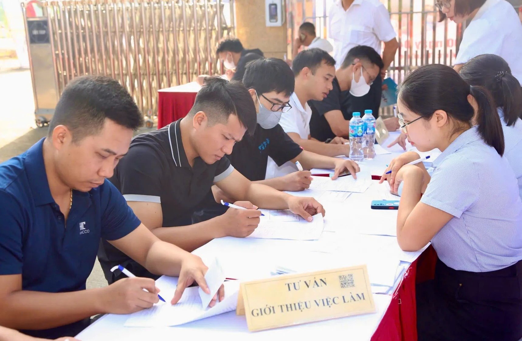 Hơn 2.000 chỉ tiêu tuyển dụng tại Phiên giao dịch việc làm xã Tiến Thắng năm 2025- Ảnh 3.