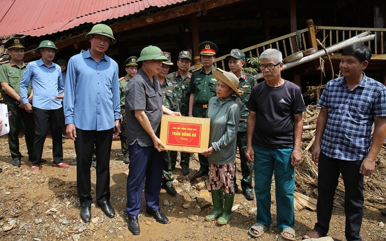 Phó Thủ tướng Trần Hồng Hà kiểm tra công tác khắc phục hậu quả bão số 10, chuẩn bị ứng phó với bão số 11 tại tỉnh Lào Cai- Ảnh 4.