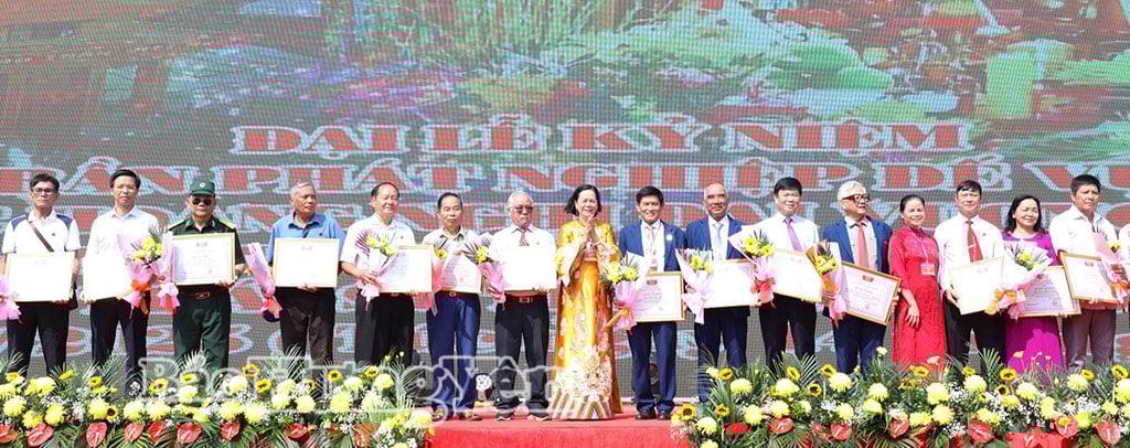 Ban Chấp hành họ Trần Việt Nam trao bằng khen cho các tập thể, cá nhân tiêu biểu.