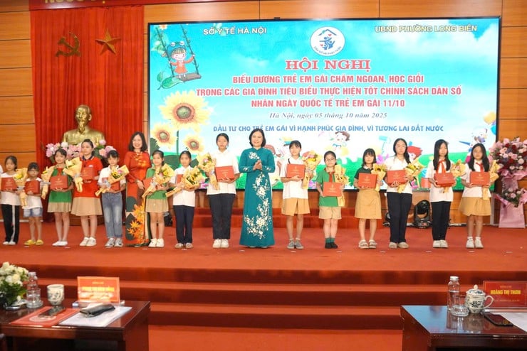 Phường Long Biên biểu dương trẻ em gái chăm ngoan học giỏi nhân Ngày Quốc tế Trẻ em gái 11/10- Ảnh 5.