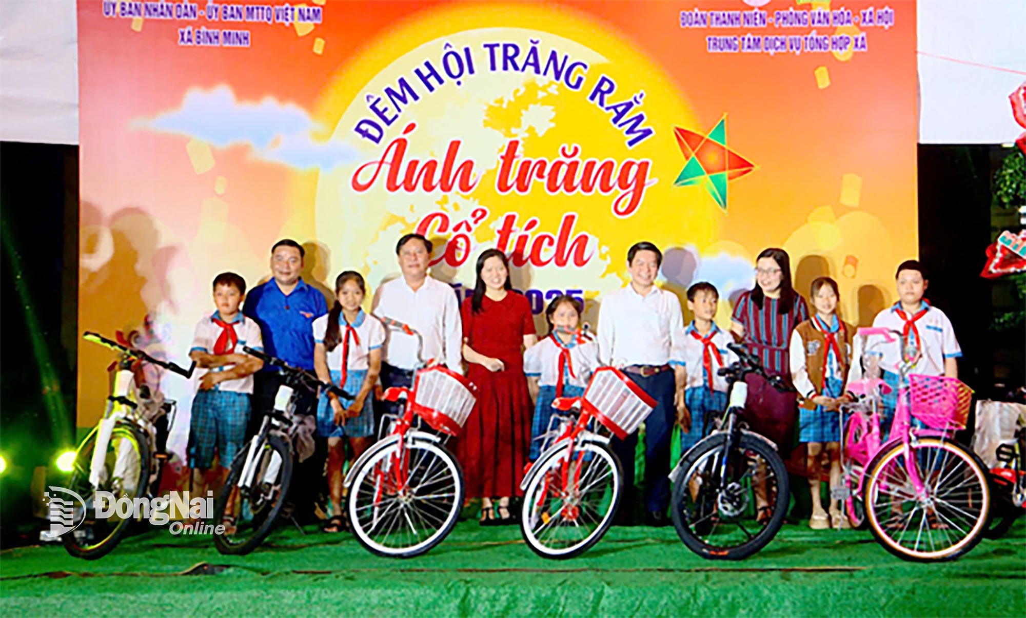 Đại diện lãnh đạo xã Bình Minh trao tặng 6 chiếc xe đạp cho các em học sinh vượt khó học giỏi tại địa phương. Ảnh: Hoàng Hải.
