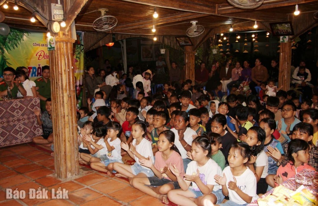   ບັນ​ຍາ​ກາດ​ອົບ​ອຸ່ນ​ຂອງ​ບຸນ​ດູ​ໃບ​ໄມ້​ລົ່ນ​ຢູ່​ຕາ​ແສງ​ເຂດ​ຊາຍ​ແດນ Buon Don.