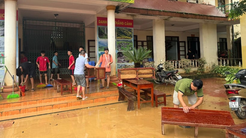 Professores e alunos da Escola Secundária Yen Bien, distrito de Ha Giang 2, limpam as instalações com urgência após a enchente. (Foto: KHÁNH Toàn)