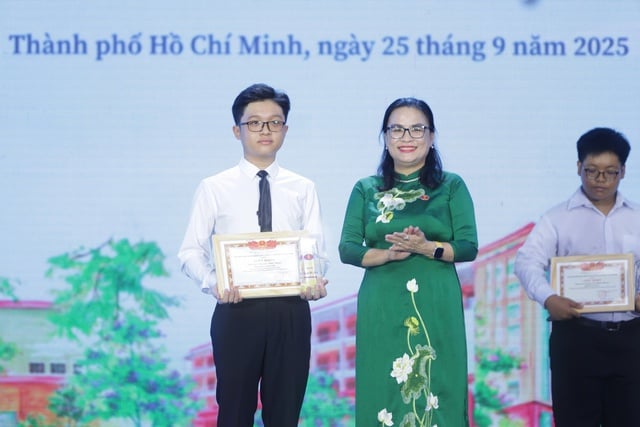 Chàng trai chuyển từ trường Bách Khoa sang làm thủ khoa trường Nhân Văn  - Ảnh 1.