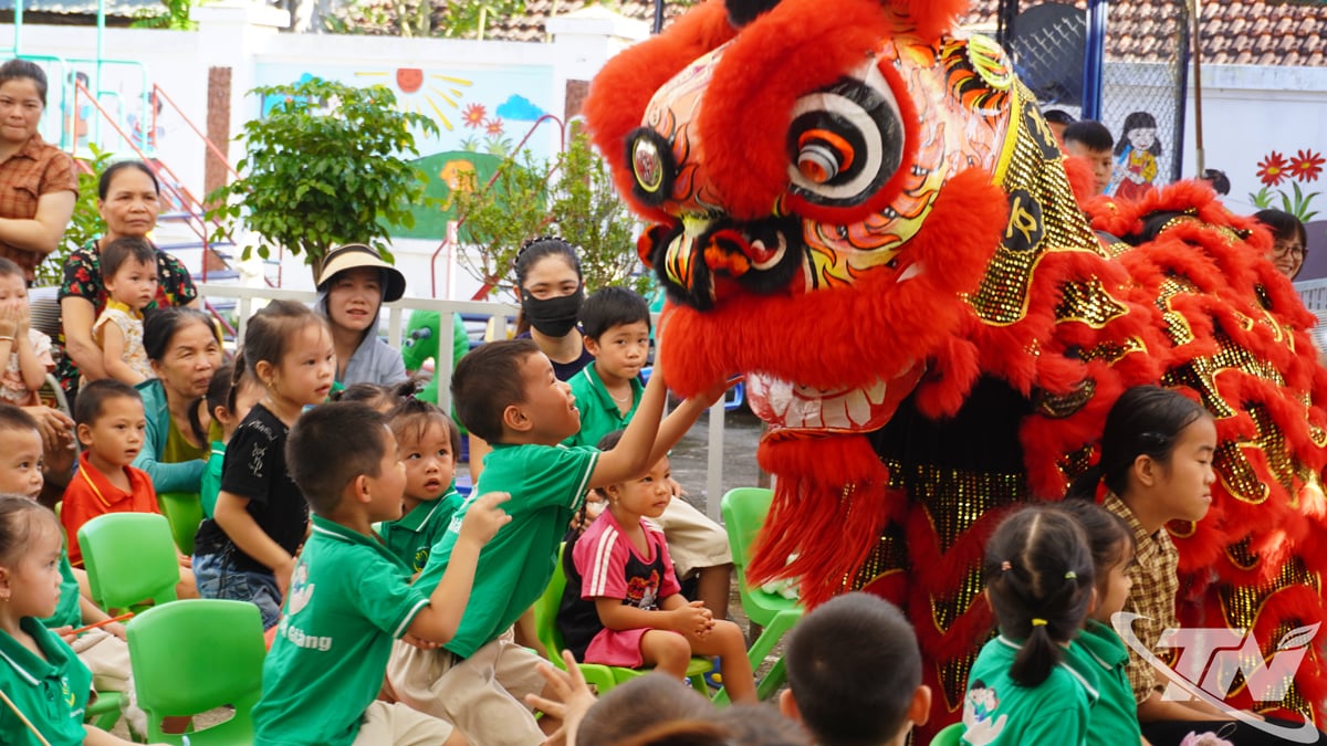 Kanak-kanak teruja dengan tarian singa yang meriah.