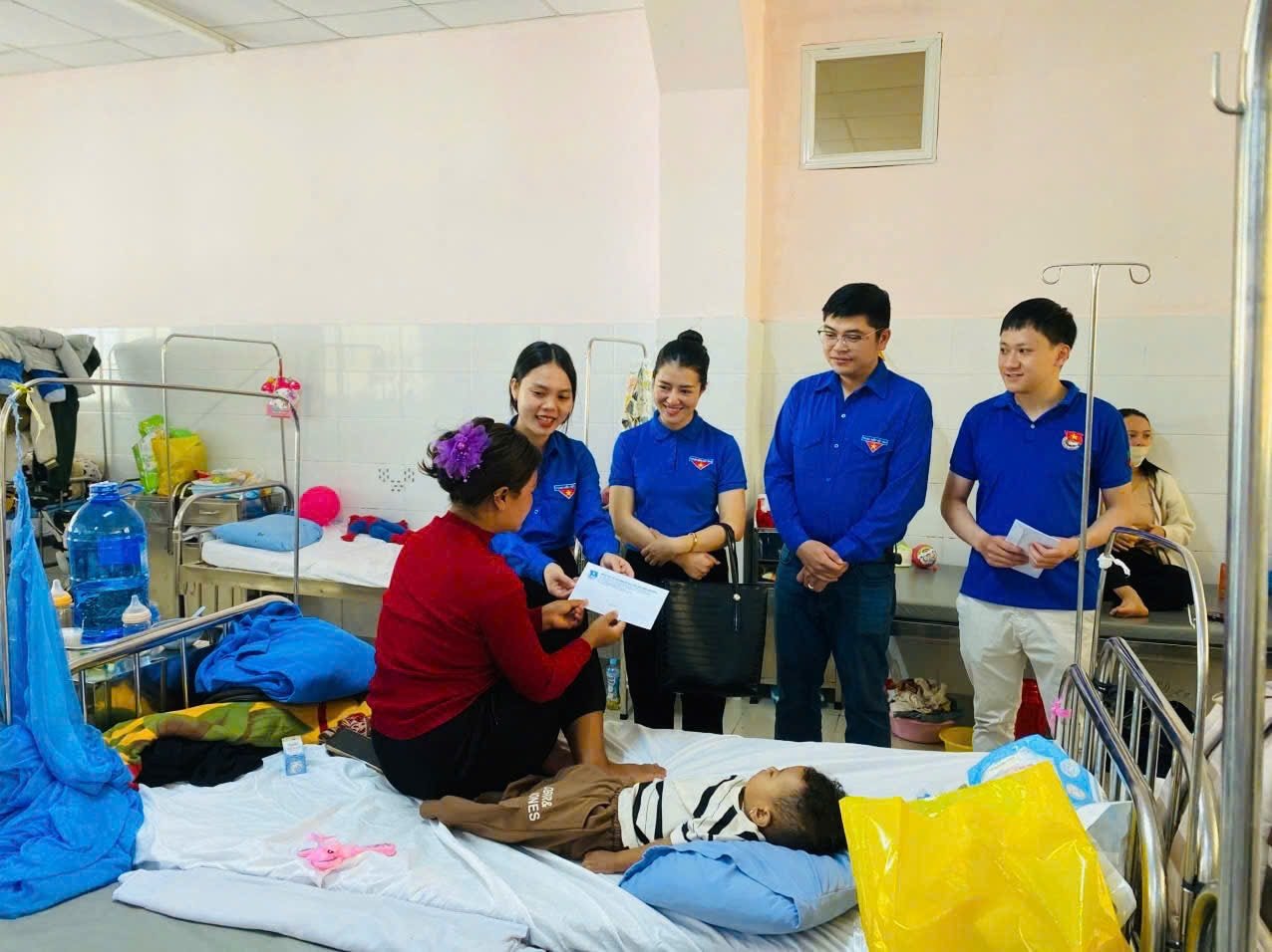 Đoàn Thanh niên UBND tỉnh tặng quà Trung thu cho các em nhỏ đang điều trị tại Bệnh viện Nhi Lam Đồng