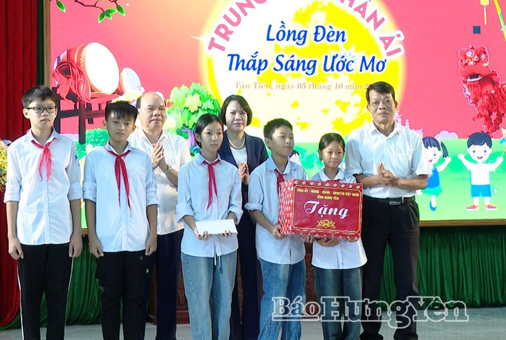 Vice ordförande för det provinsiella folkrådet och rektor för den politiska skolan Nguyen Van Linh överlämnade gåvor från den provinsiella partikommittén, folkrådet, folkkommittén och Vietnams fosterlandsfrontskommitté till barn i Tan Tien-kommunen.