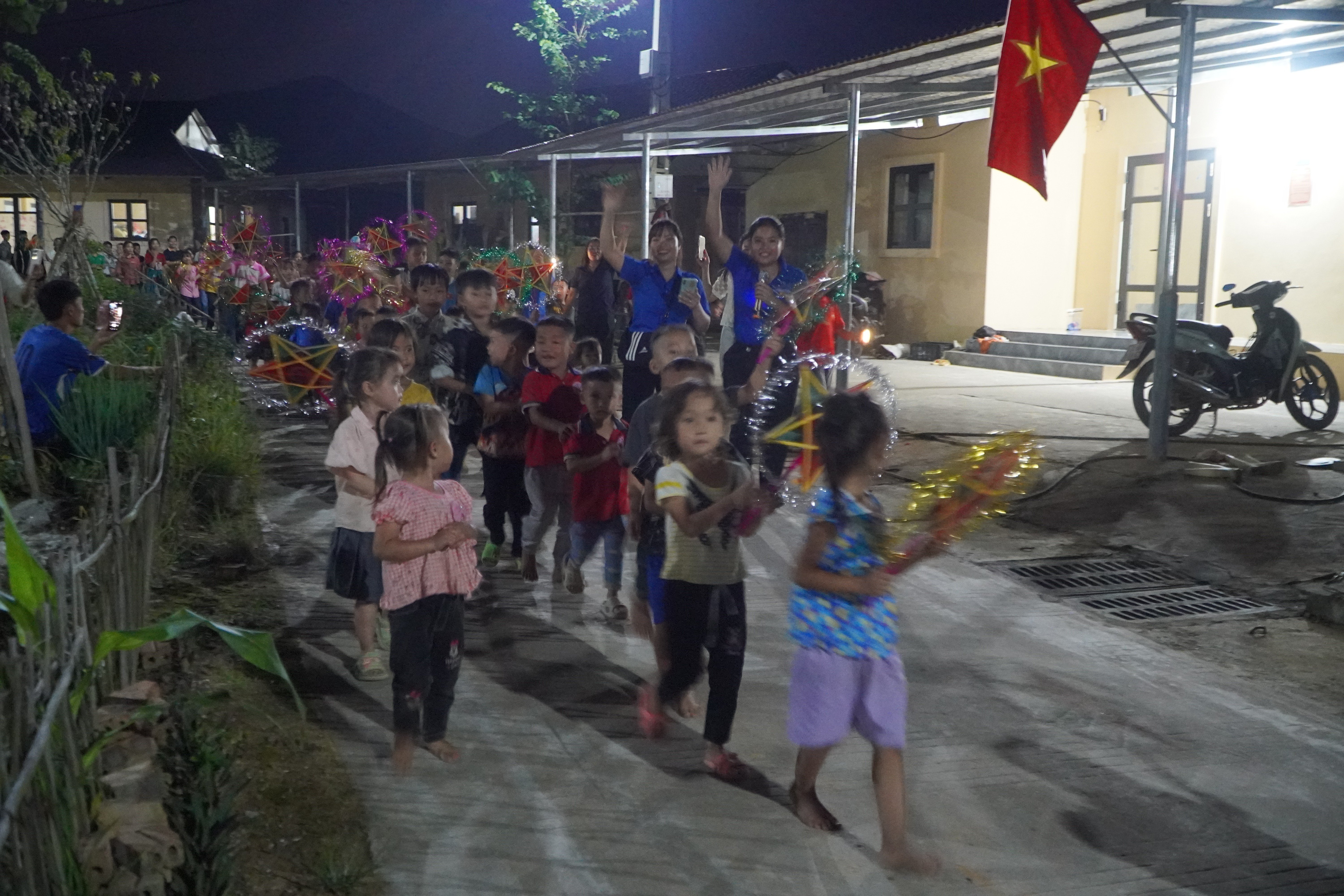 Thiếu nhi thôn Nậm Tông vui Trung thu, phá cỗ, rước đèn.