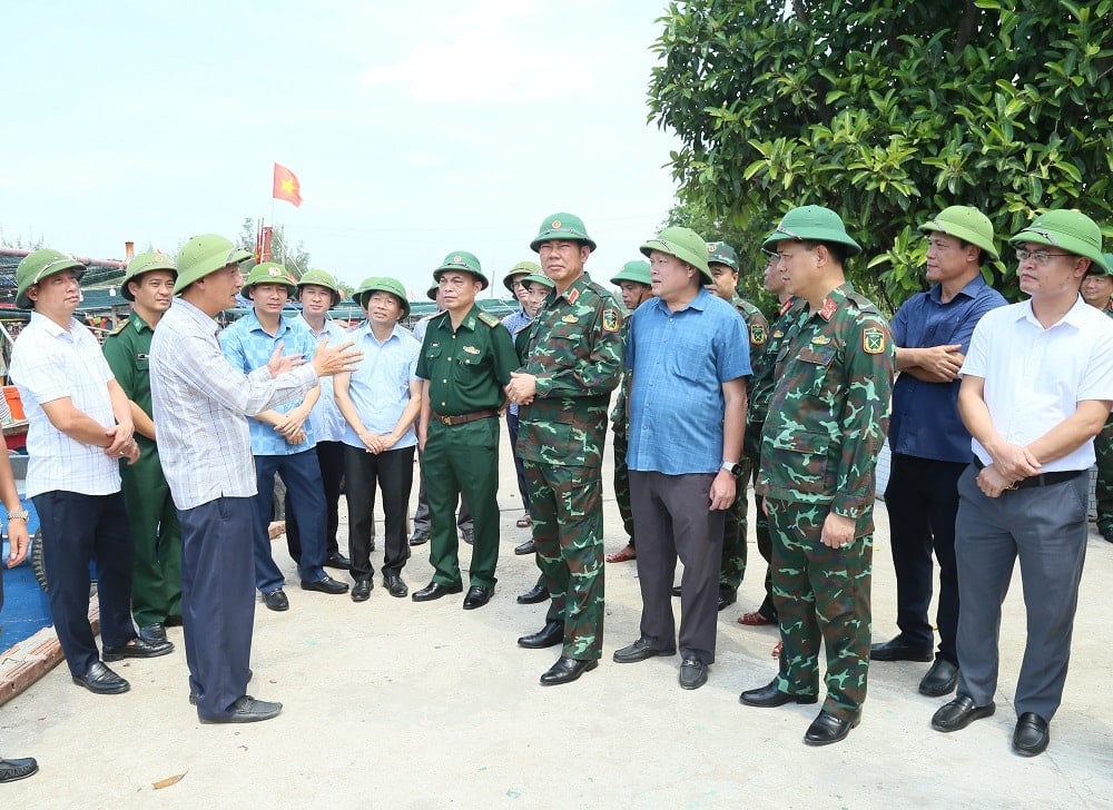 ៥_គណៈប្រតិភូការងារយោធភូមិភាគទី៣ និងខេត្តចុះពិនិត្យការងារបង្ការ និងគ្រប់គ្រងខ្យល់ព្យុះលេខ១១ នៅកំពង់ផែនេសាទ Cua Lan ឃុំ Nam Cuong_(២)