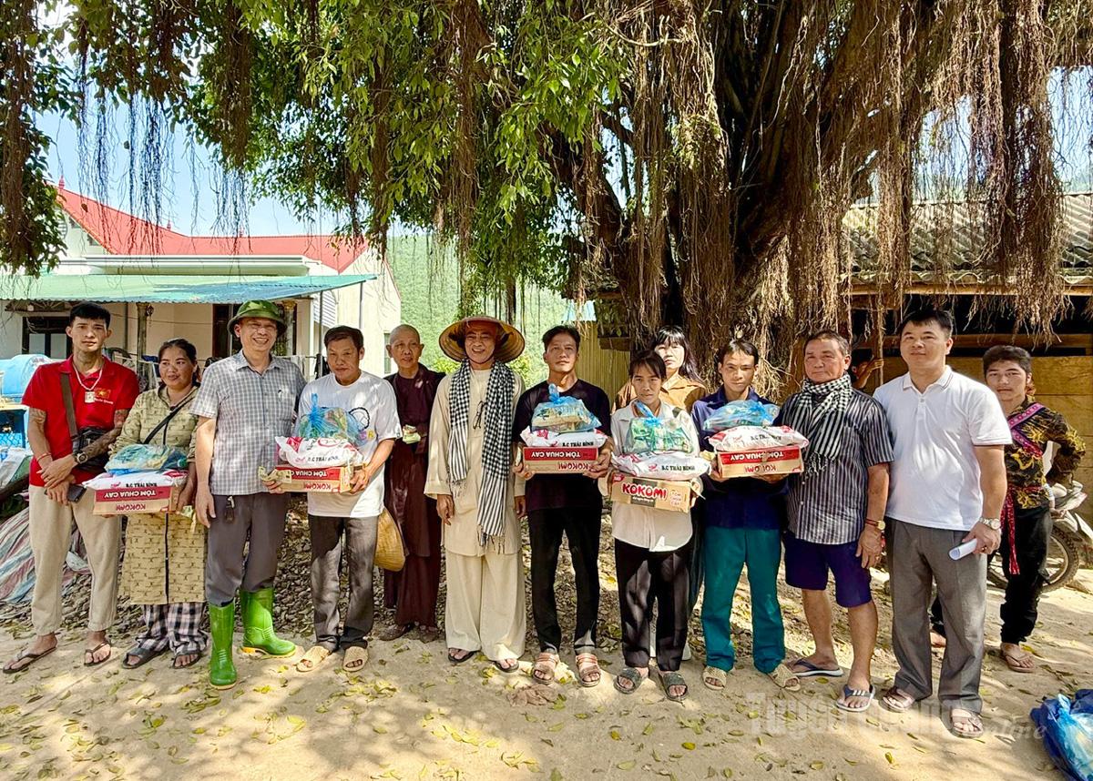 Venerável Thich Thien Quy, Pagode Tam Thanh, província de Dong Thap e benfeitores entregaram presentes para apoiar as pessoas na vila de Khuoi Ma, comuna de Hung Loi.