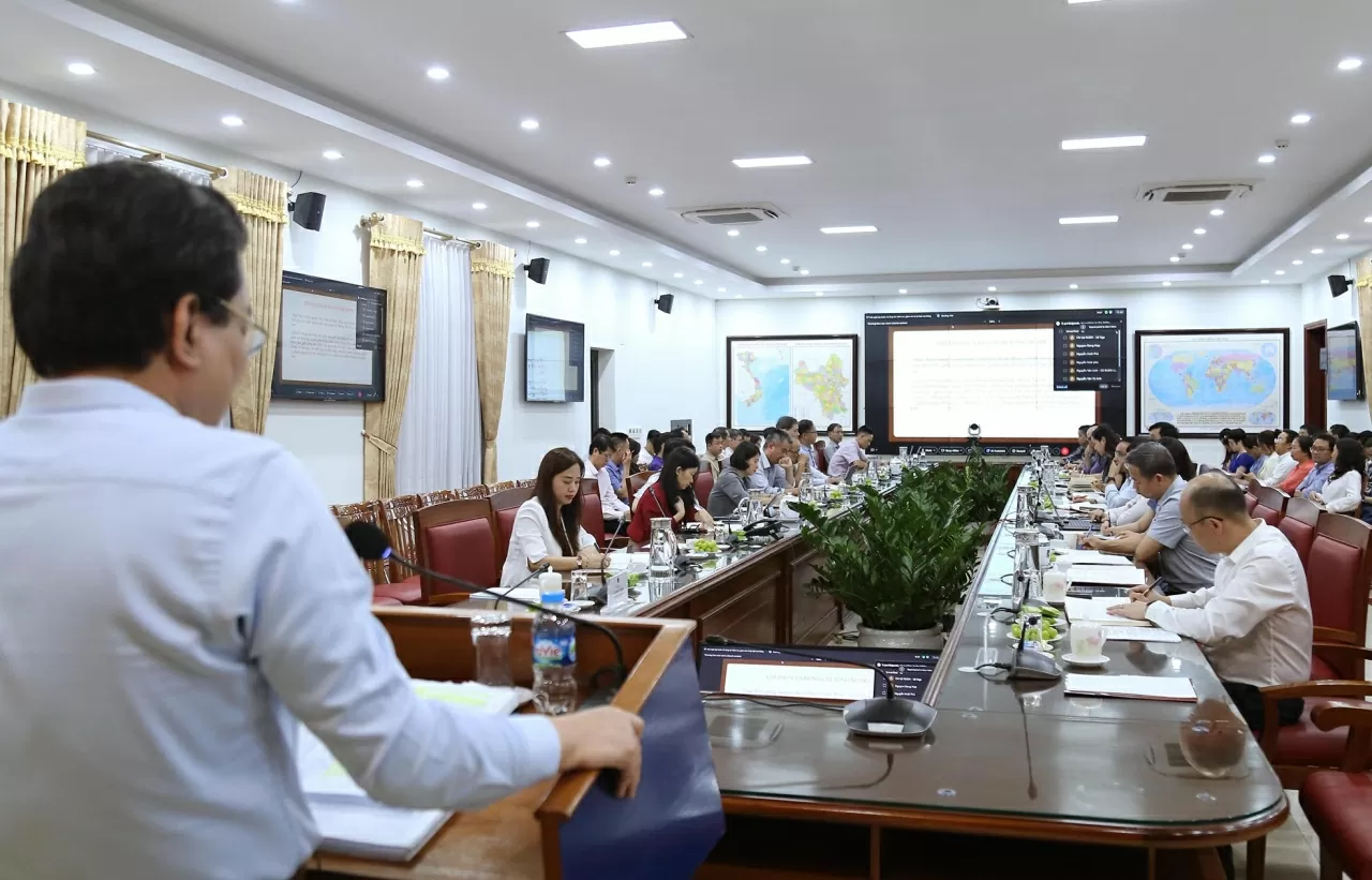 Gần gần 200 đại biểu tham dự dưới hình thức trực tuyến kết hợp trực tiếp lắng nghe Phó Chủ nhiệm Ủy ban Kiểm tra Trung ương Nghiêm Phú Cường phát biểu quán triệt tại Hội nghị. (Ảnh: Thành Long)