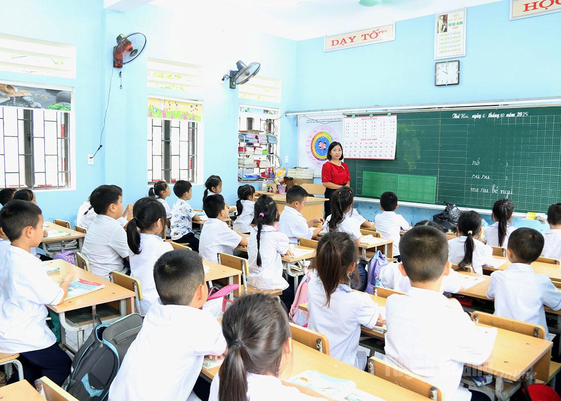 Schüler der Ngoc Duong Primary School, Gemeinde Ngoc Duong, kehren in den Unterricht zurück.