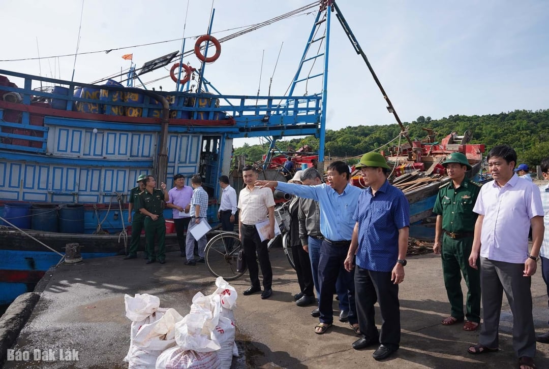 ສະ​ຫາຍ ຫງວຽນ​ທ້ຽນ​ວັນ, ຮອງ​ປະ​ທານ​ຄະ​ນະ​ກຳ​ມະ​ການ​ປະ​ຊາ​ຊົນ​ແຂວງ ໄດ້​ລົງ​ກວດ​ກາ​ບັນ​ດາ​ການ​ເຄື່ອນ​ໄຫວ​ຢູ່​ທ່າ​ກຳ​ປັ່ນ​ຫາ​ປາ ດ່ານ​ຟຸກ.