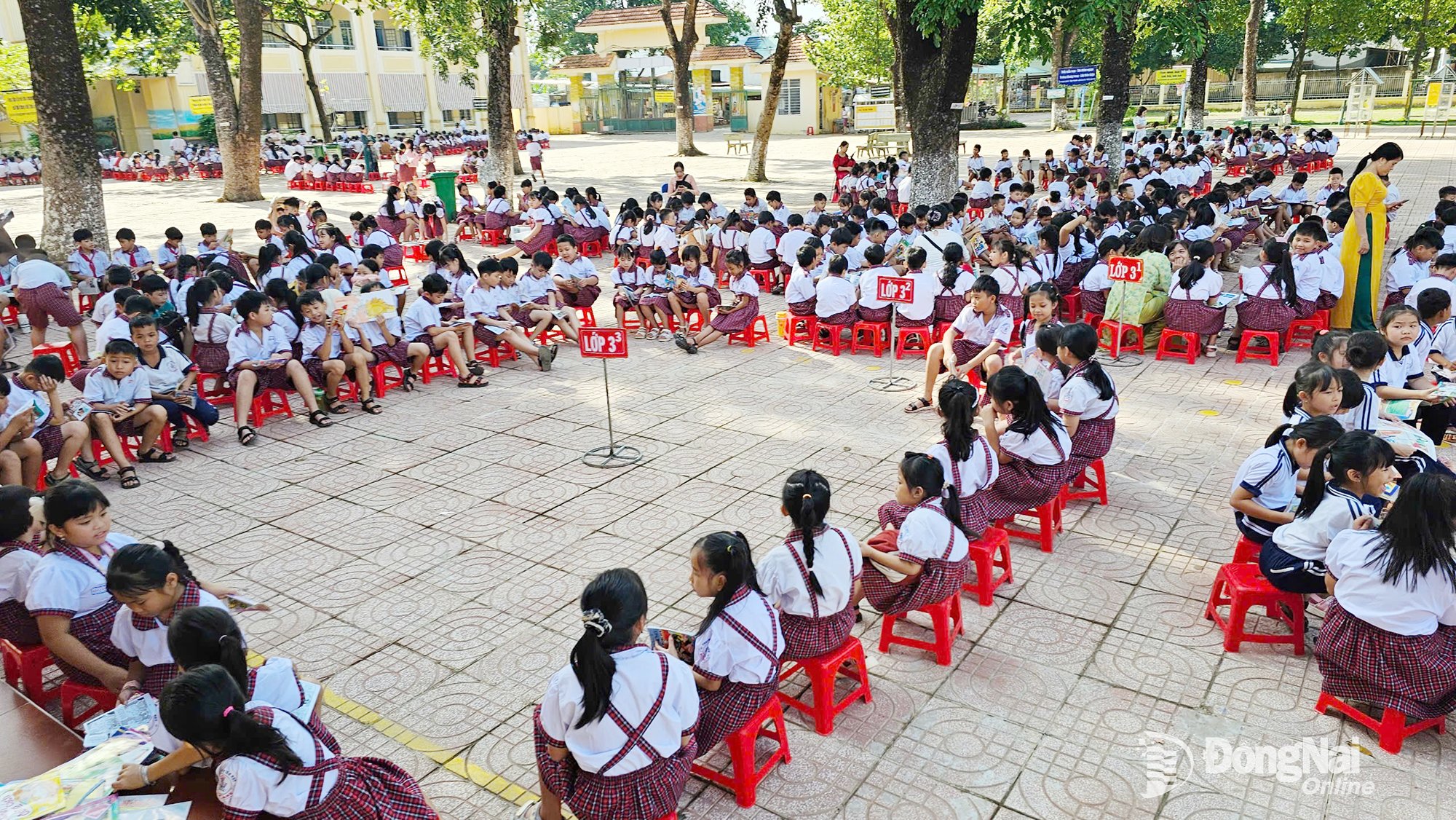 Überblick über die Eröffnungszeremonie der Lifelong Learning Week 2025 und das Lesefestival an der Tan Thanh Primary School.