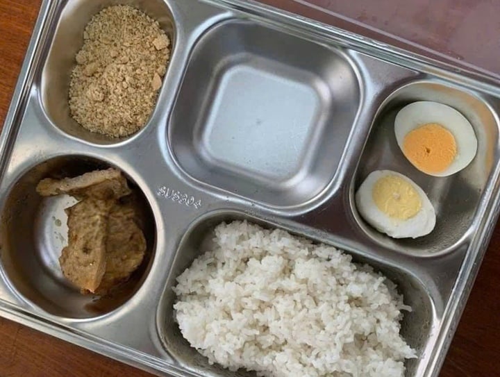 ប្រជាពលរដ្ឋជាច្រើនបាននិយាយថា អង្ករមួយចំណែកតូចពេកបើធៀបនឹងតម្លៃ ហើយសម្តែងការព្រួយបារម្ភថាវាមិនធានាបាននូវអាហារូបត្ថម្ភដល់សិស្ស។ (រូបថតអេក្រង់)