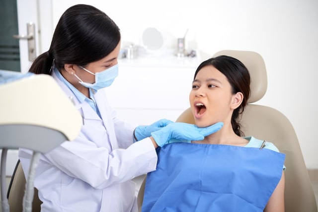 Alo bác sĩ nghe: Không thay bàn chải đánh răng thường xuyên hại sức khỏe thế nào? - Ảnh 2.
