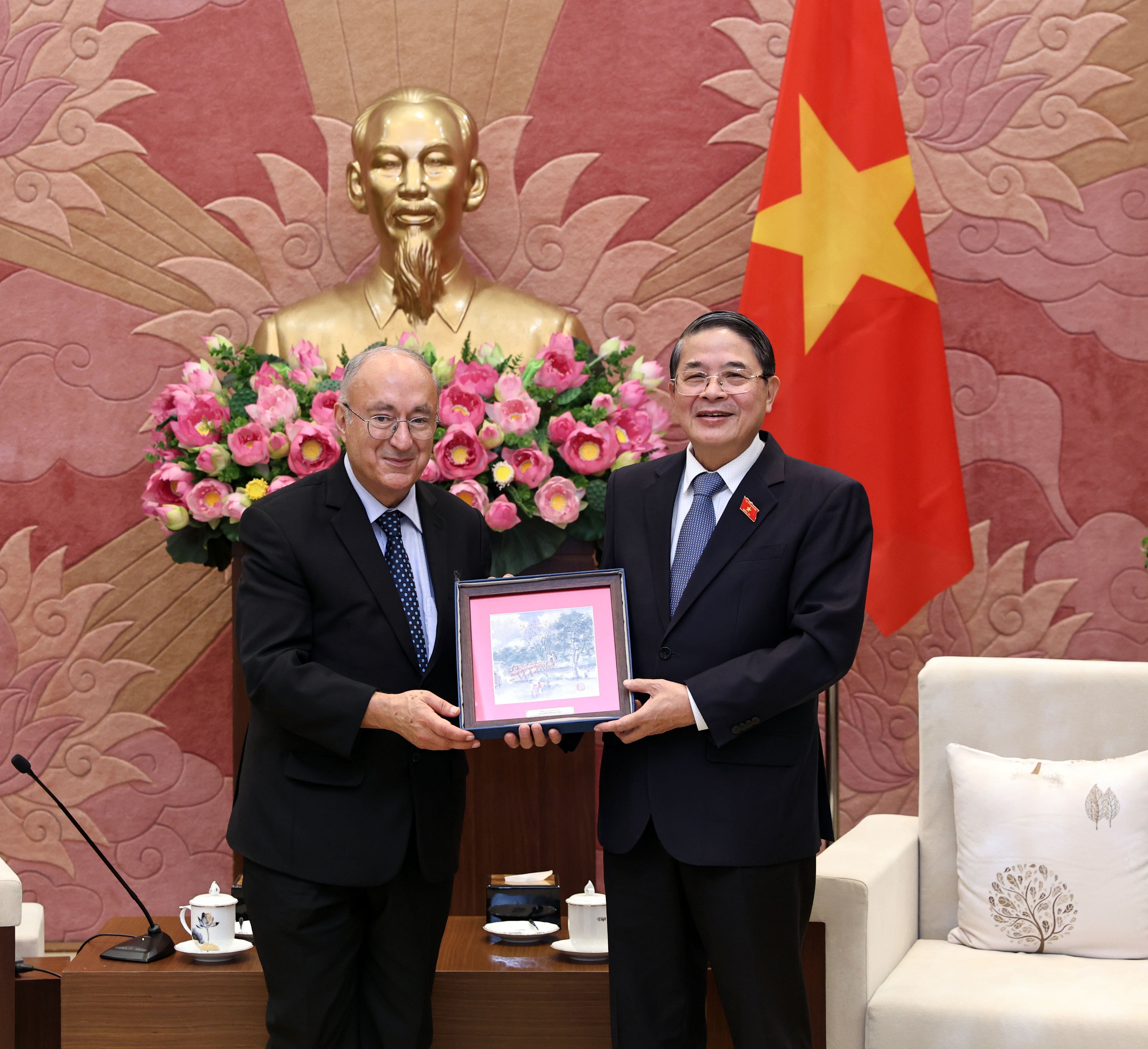 អនុប្រធានរដ្ឋសភា លោក Nguyen Duc Hai ប្រគល់អំណោយជូនប្រធានអង្គការគាំទ្រសាកលវិទ្យាល័យពិភពលោក សាធារណរដ្ឋសហព័ន្ធអាល្លឺម៉ង់ (WUS) លោកបណ្ឌិត Kambiz Ghawami