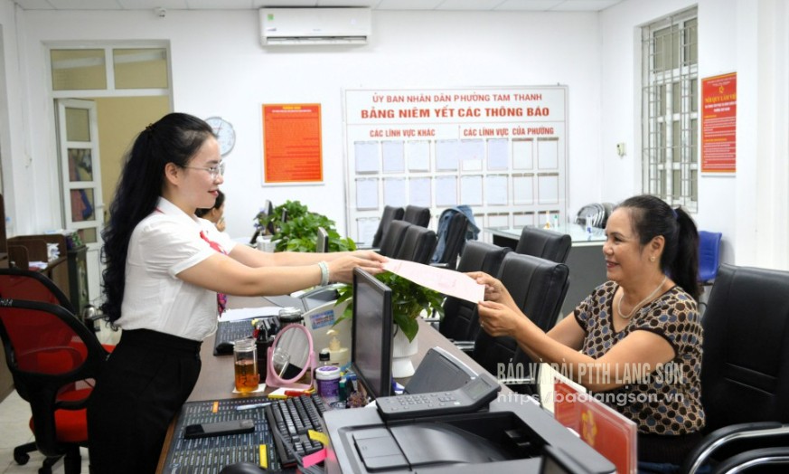 Specialist of Tam Thanh Ward Public Administration Service Center returns results of administrative procedure files to people