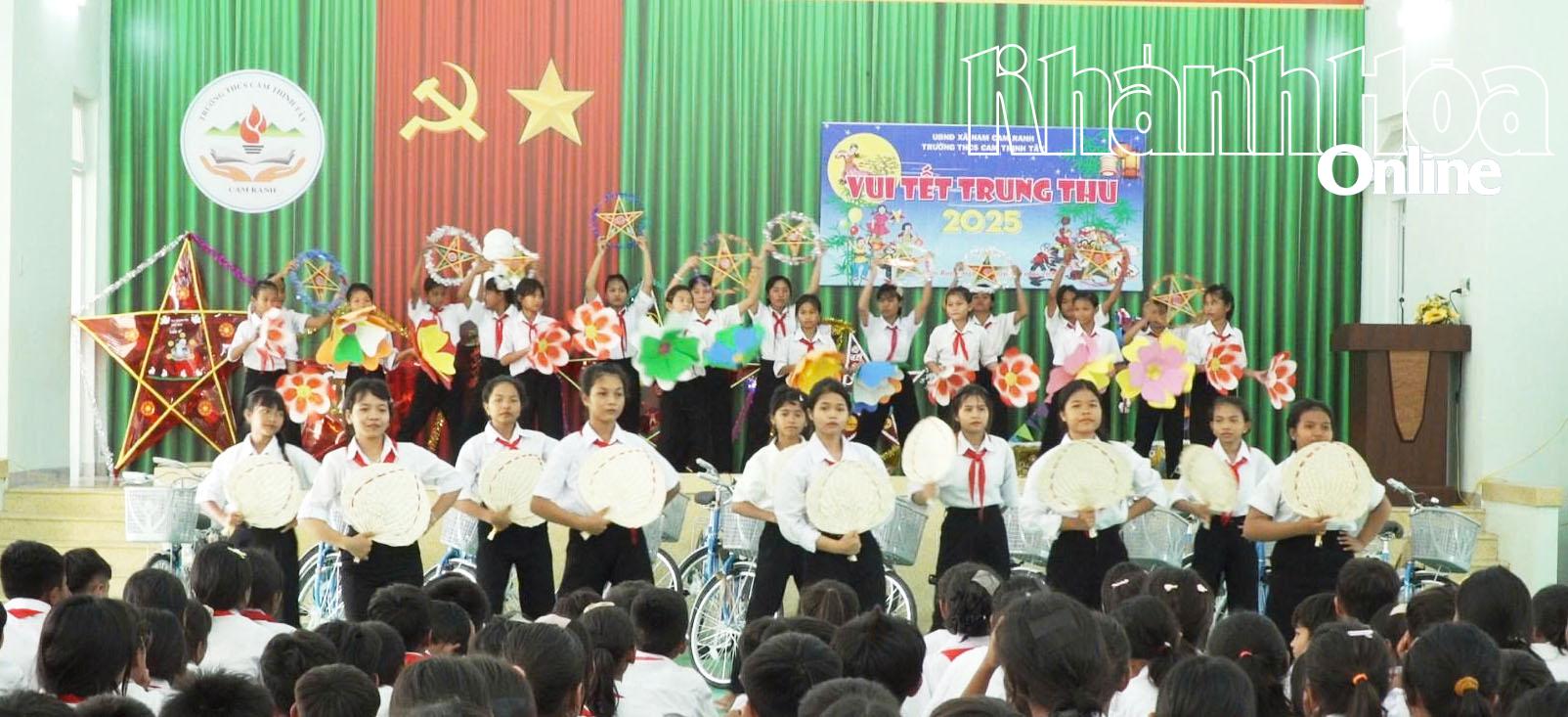 Các em học sinh tham gia giao lưu các tiết mục văn nghệ