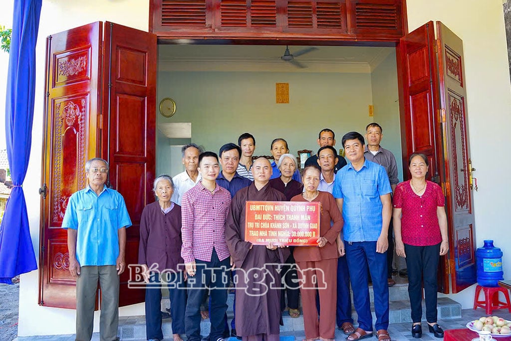 Trụ trì chùa Khánh Sơn trao biển hỗ trợ xây nhà tình nghĩa cho hộ nghèo.
