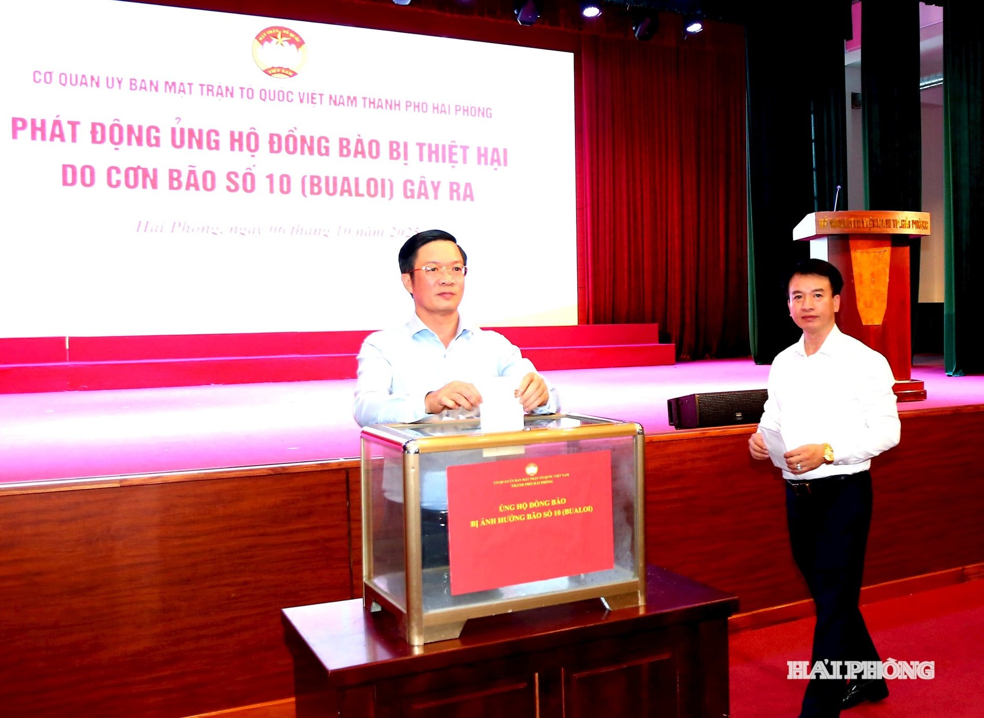 Đồng chí Nguyễn Văn Lập, Phó bí thư Thành ủy, Chủ tịch UBMTTQ thành phố ủng hộ đồng bào bị thiệt hại do bão số 10
