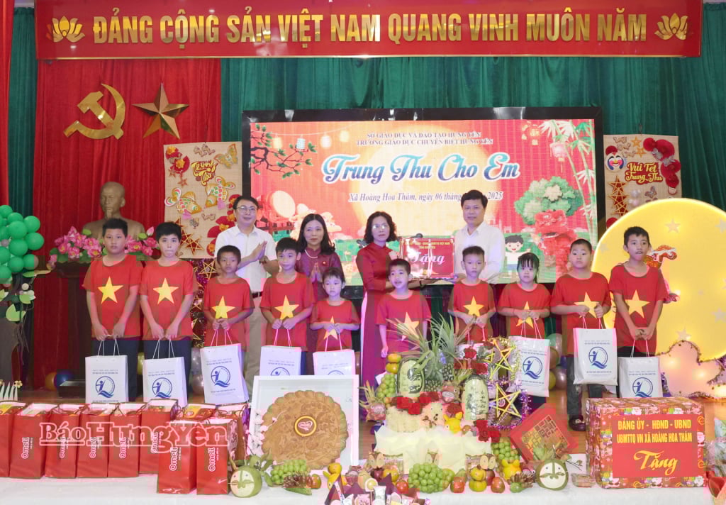 Tran Quoc Toan, visesekretær i den provinsielle partikomiteen, overrakte gaver til barn ved Hung Yen spesialskole.