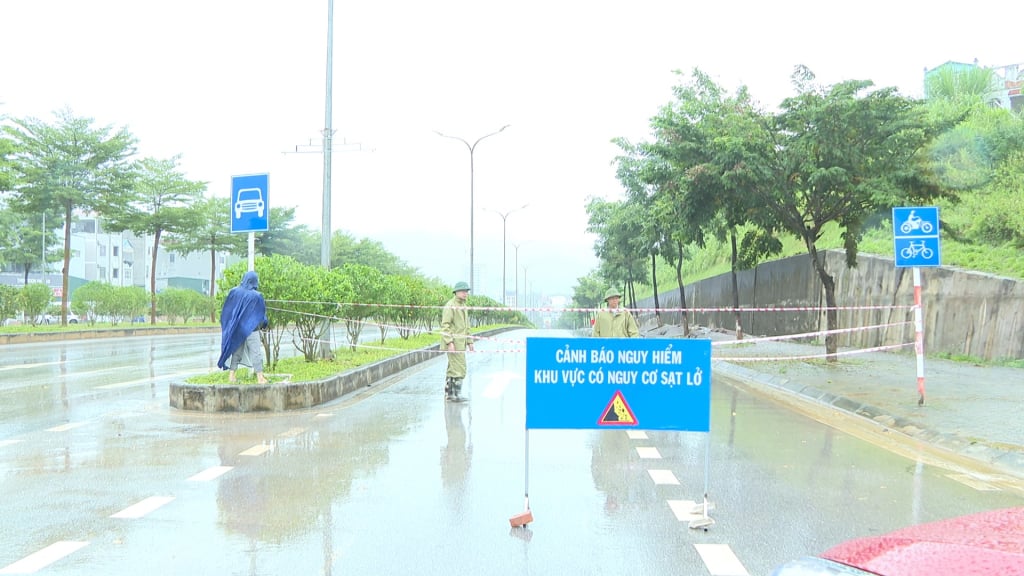 Thuc Phan Ward spannte dringend Seile und stellte Warnschilder in Bereichen auf, in denen entlang der Vo Nguyen Giap Street Anzeichen von Bodensenkungen und Erdrutschen auftraten.