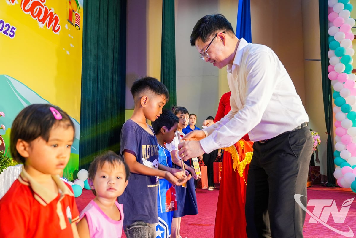 Comrade Dinh Quang Tuyen presented 15 gifts (including gifts and 1 million VND/gift) to disadvantaged students who have overcome difficulties to excel in their studies in the commune.