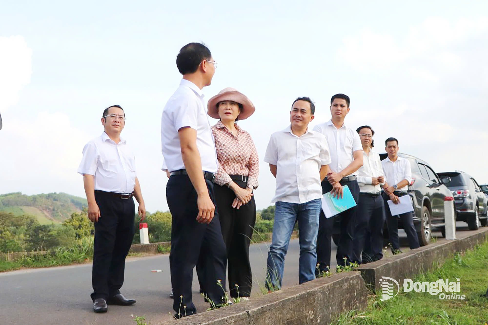 Lãnh đạo tỉnh khảo sát khu vực hồ Núi Le. Ảnh: Ngọc Liên