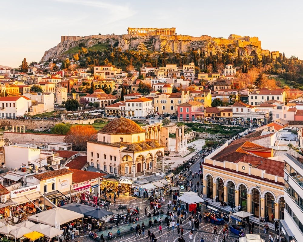 Khu Plaka, bên dưới đền Parthenon, và Quảng trường Monastiraki, Athens.