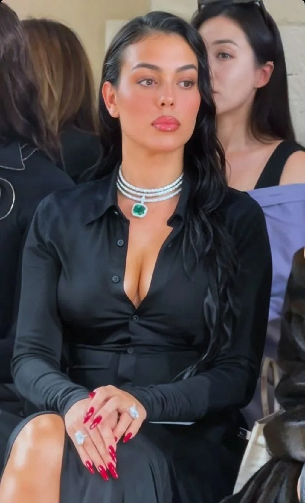 Vợ Jeff Bezos và vị hôn thê Ronaldo đọ nhẫn kim cương tại show thời trang - 3