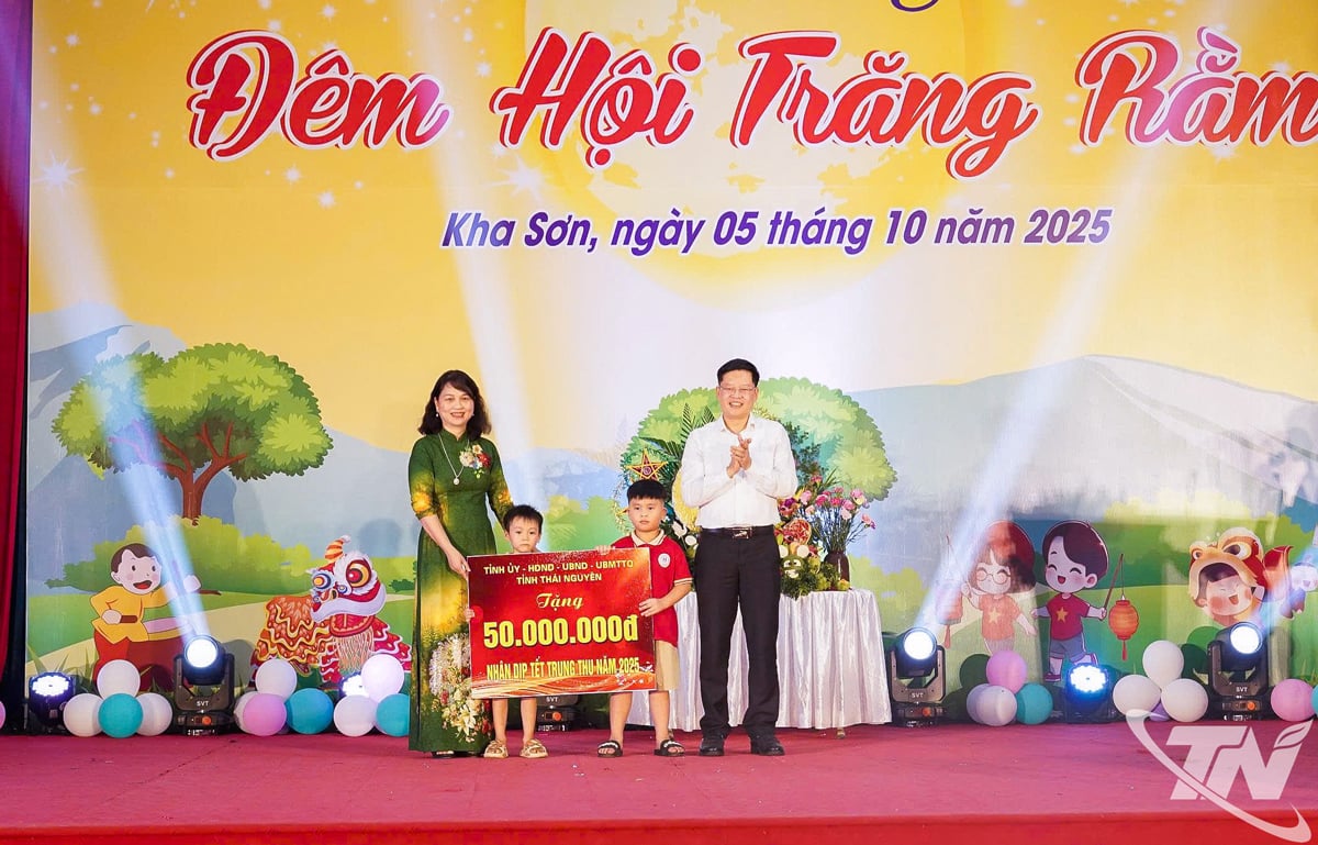 Comrade Dinh Quang Tuyen donated 50 million VND to buy learning and playing equipment for preschool students in the commune.