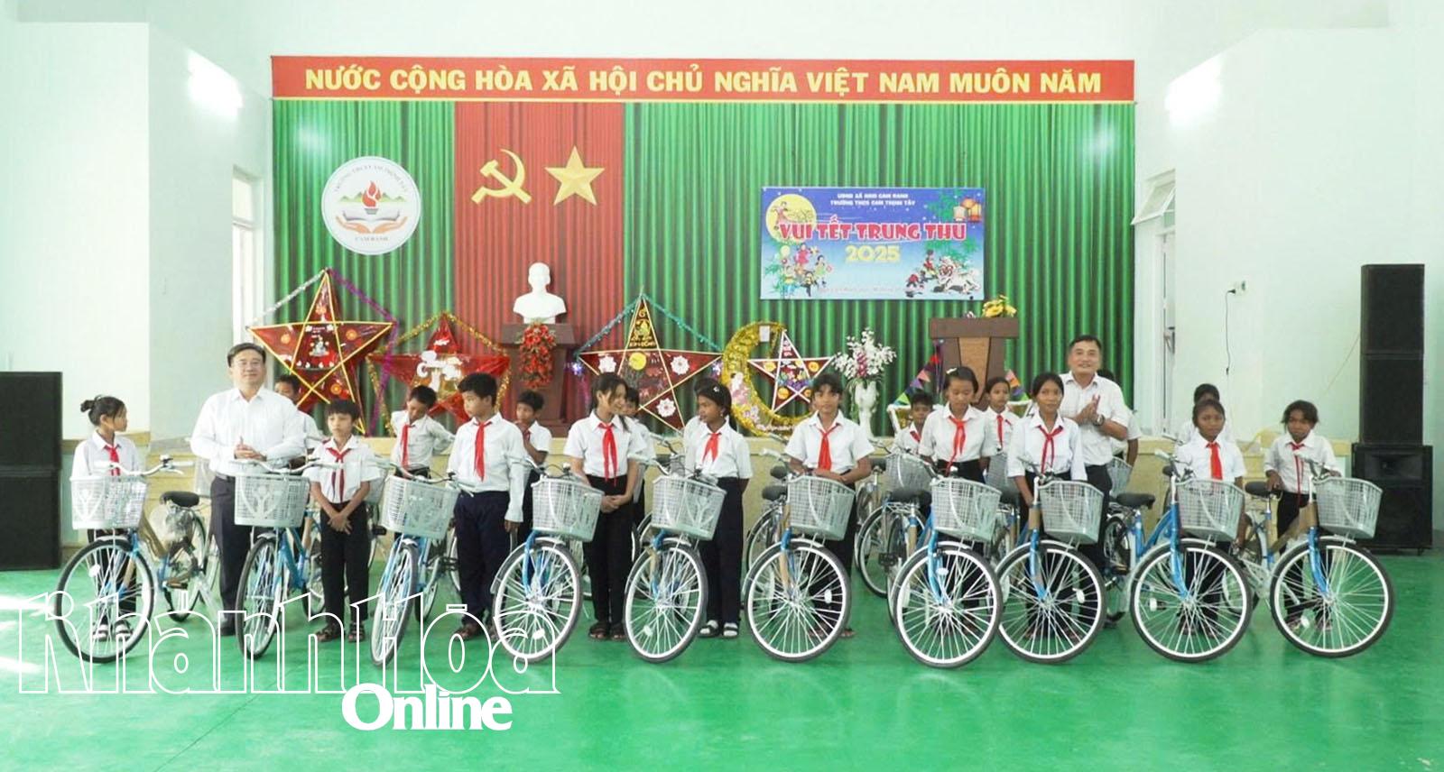 Lãnh đạo xã Nam Cam Ranh trao tặng xe đạp cho các em học sinh có hoàn cảnh khó khăn.