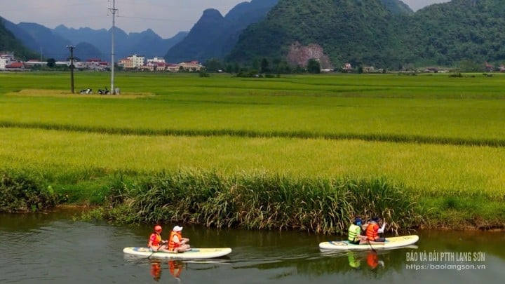 Tourists experience rafting in Bac Son valley