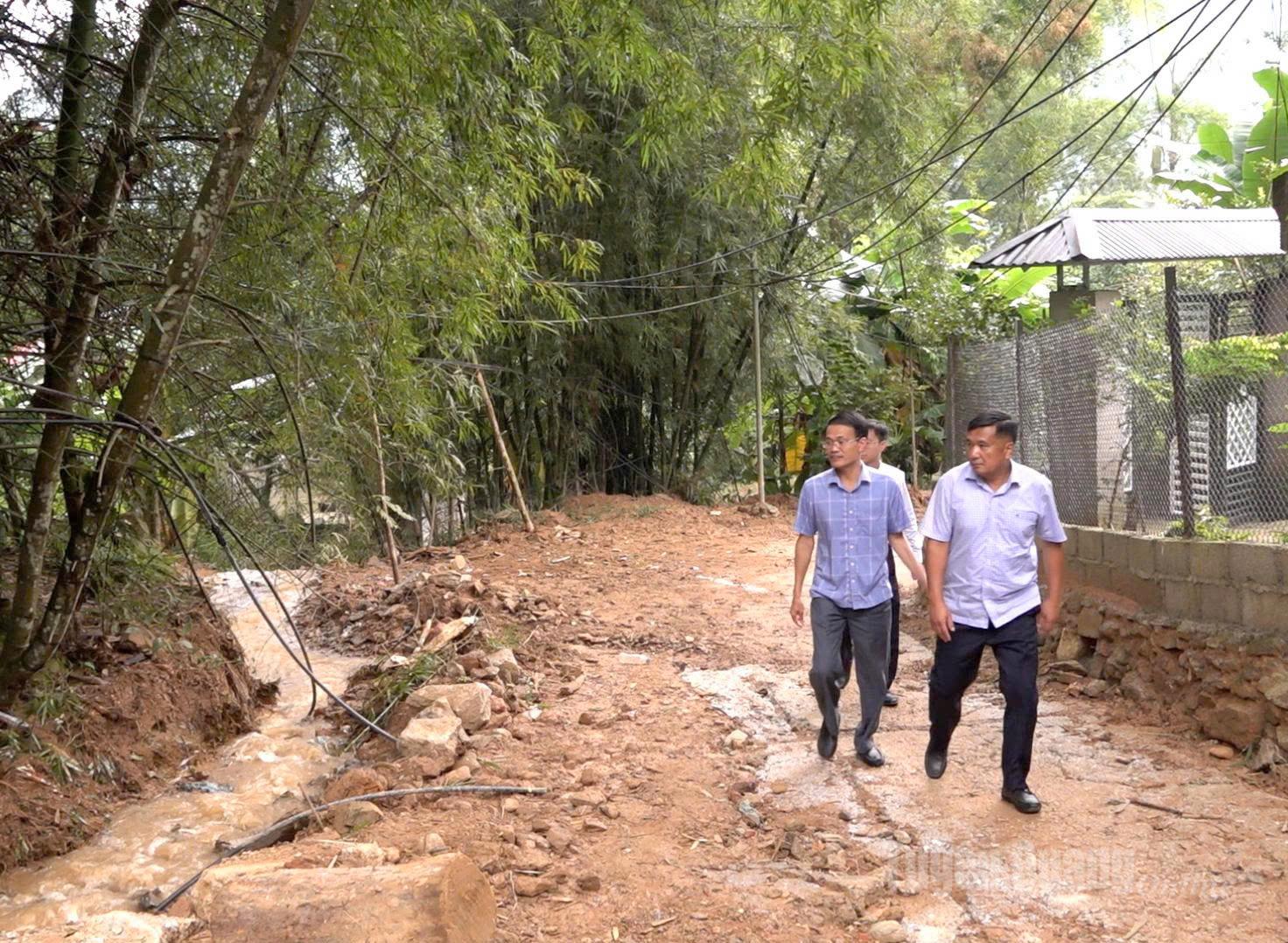 ທ່ານ​ຮອງ​ປະ​ທານ​ສະ​ພາ​ປະ​ຊາ​ຊົນ​ແຂວງ ຮ່​ວາ​ມິນ​ລອຍ ໄດ້​ລົງ​ກວດ​ກາ​ບາງ​ເຂດ​ຖືກ​ຜົນ​ກະ​ທົບ​ຈາກ​ໄພ​ທຳ​ມະ​ຊາດ.