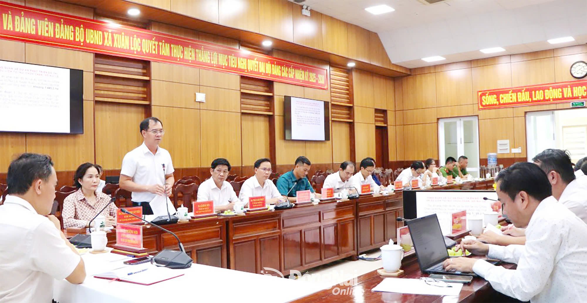 Chủ tịch UBND xã Xuân Lộc Lê Khắc Sơn báo cáo về dự án núi Chứa Chan và hồ Núi Le. Ảnh: Ngọc Liên