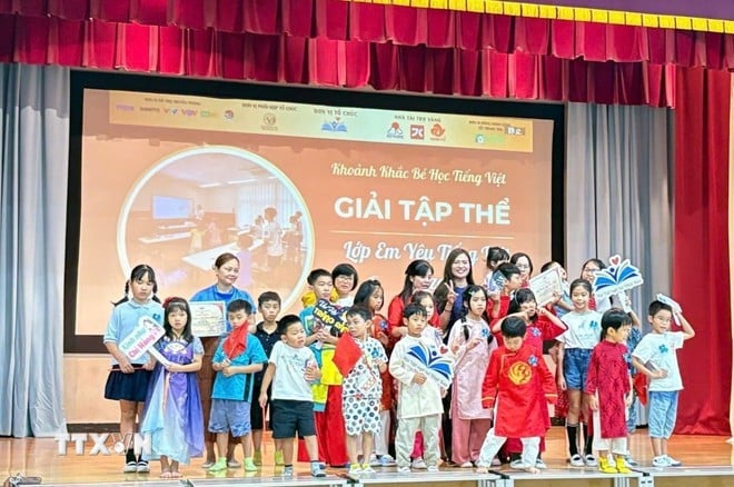 Kollektivpreis „Momente, in denen Kinder Vietnamesisch lernen.“ (Foto: Pham Tuan/VNA)