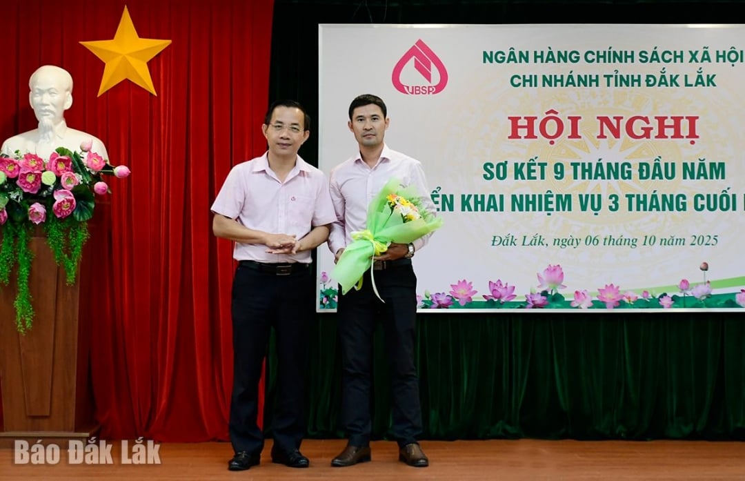 នាយកសាខាធនាគារគោលនយោបាយសង្គមខេត្ត Dao Thai Hoa បានសរសើរការិយាល័យប្រតិបត្តិការធនាគារគោលនយោបាយសង្គមឡាក់ ចំពោះសមិទ្ធិផលដ៏ល្អឥតខ្ចោះរបស់ខ្លួនក្នុងរយៈពេល 9 ខែដំបូងនៃឆ្នាំ 2025 ។