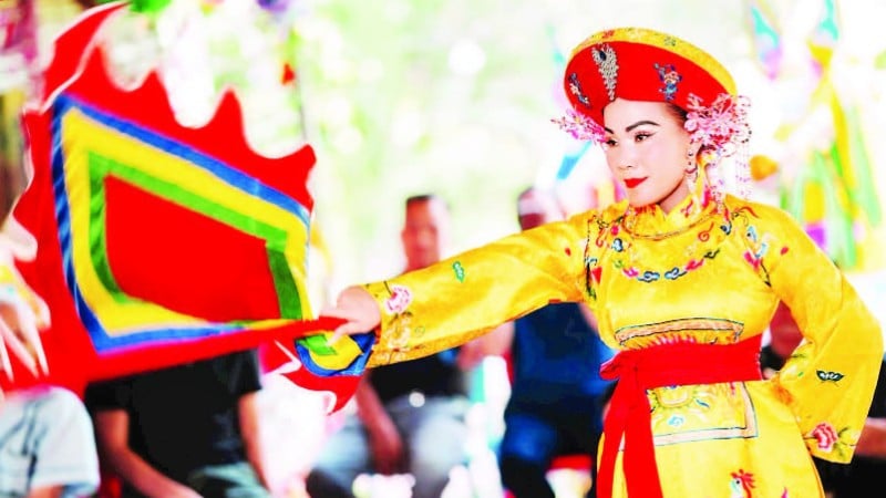 វិចិត្រករ​ធ្វើ​ពិធី​តម្លៃ​ព្រះនាង​ទី​២។ (រូបថត៖ វិទ្យាស្ថានស្រាវជ្រាវការអភិរក្ស និងអភិវឌ្ឍន៍វប្បធម៌អាស៊ីអាគ្នេយ៍)