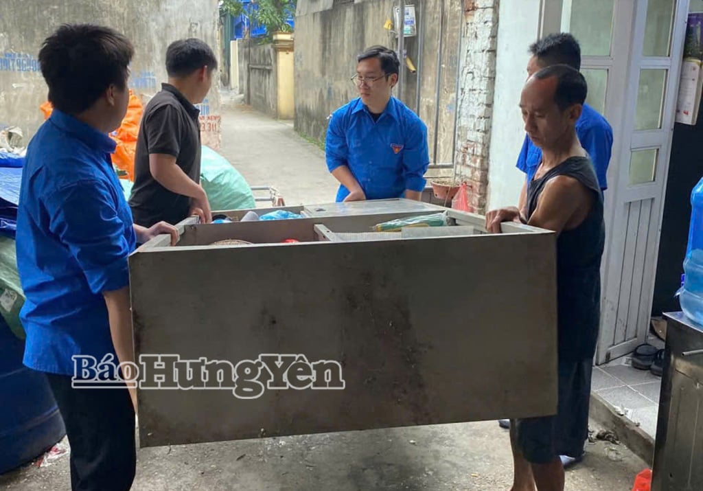 សមាជិកសម្ព័ន្ធយុវជននៃឃុំ Nhu Quynh គាំទ្រប្រជាជនផ្លាស់ប្តូរគ្រឿងសង្ហារិម និងជួសជុលផ្ទះក្នុងកម្មវិធីលុបបំបាត់ផ្ទះបណ្ដោះអាសន្ន និងទ្រុឌទ្រោម។