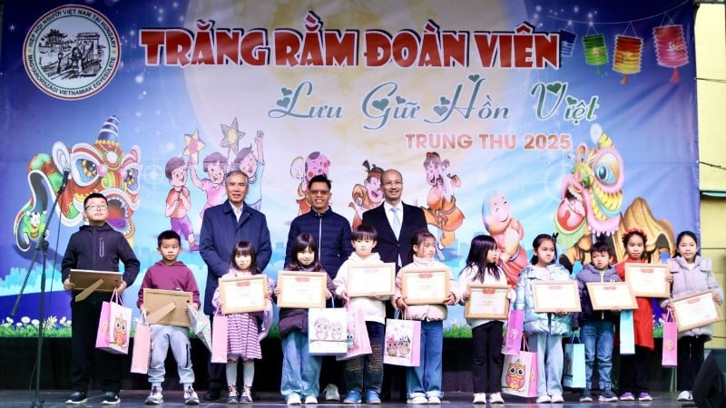 The organizers of the program gave gifts to children at the 2025 Community Mid-Autumn Festival. (Photo: Embassy of Vietnam in Hungary)