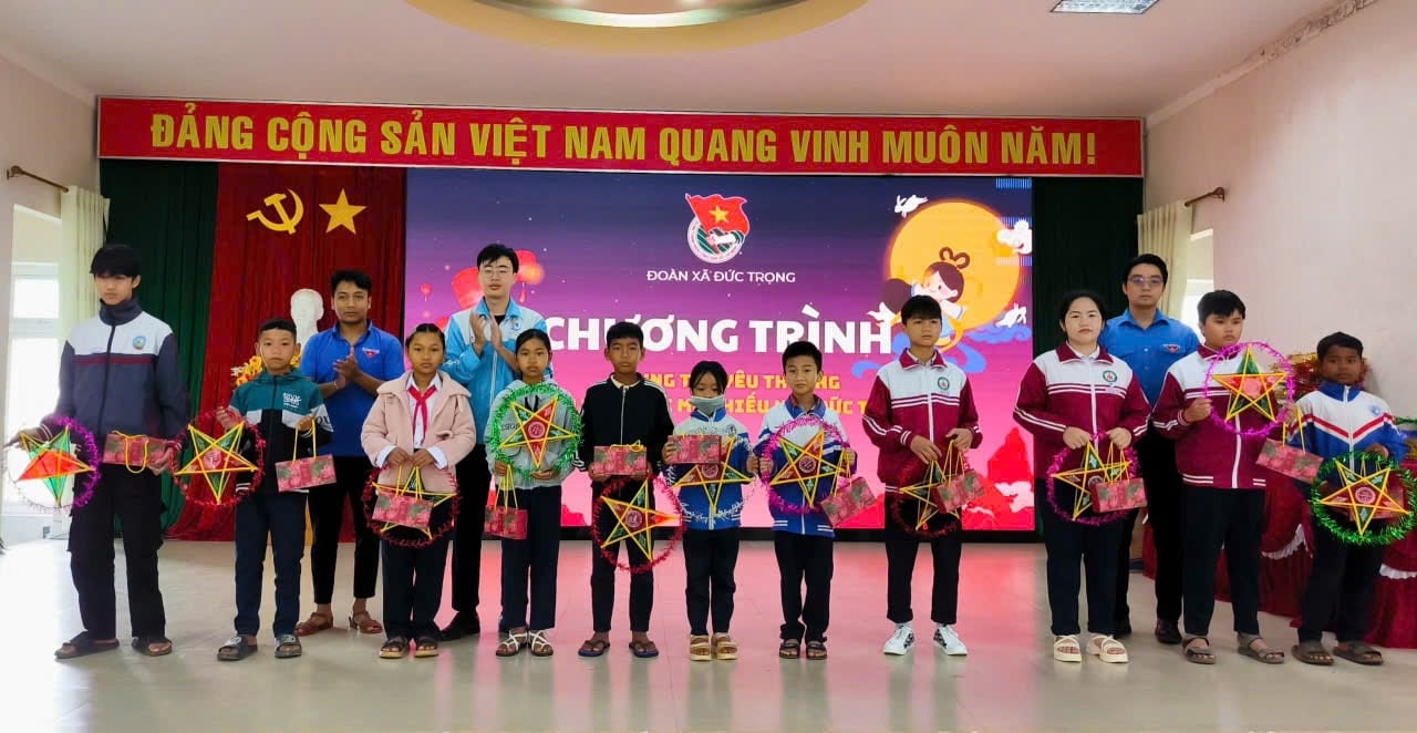 Giving Mid-Autumn gifts to children