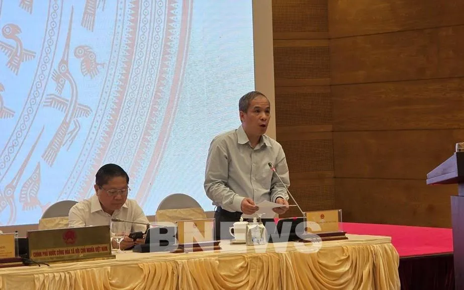 Phó Thống đốc Ngân hàng Nhà nước Đoàn Thái Sơn trả lời tại buổi họp báo. Ảnh: Hoàng Tùng
