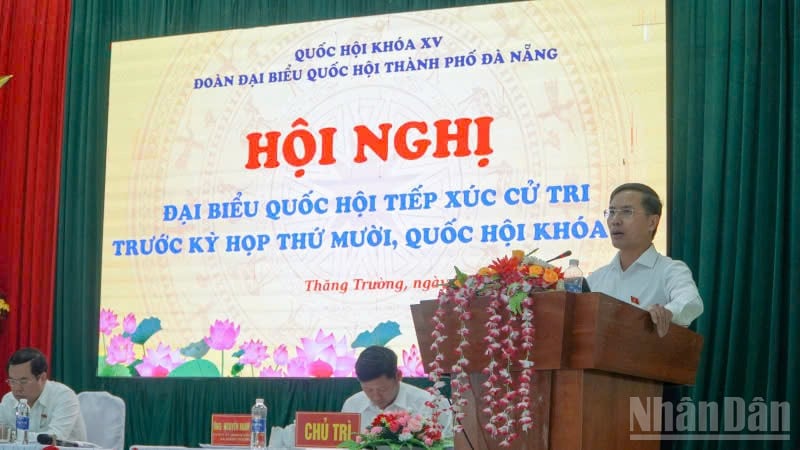 Der Vorsitzende des Volkskomitees der Stadt Da Nang, Pham Duc An, spricht bei dem Treffen mit den Wählern.