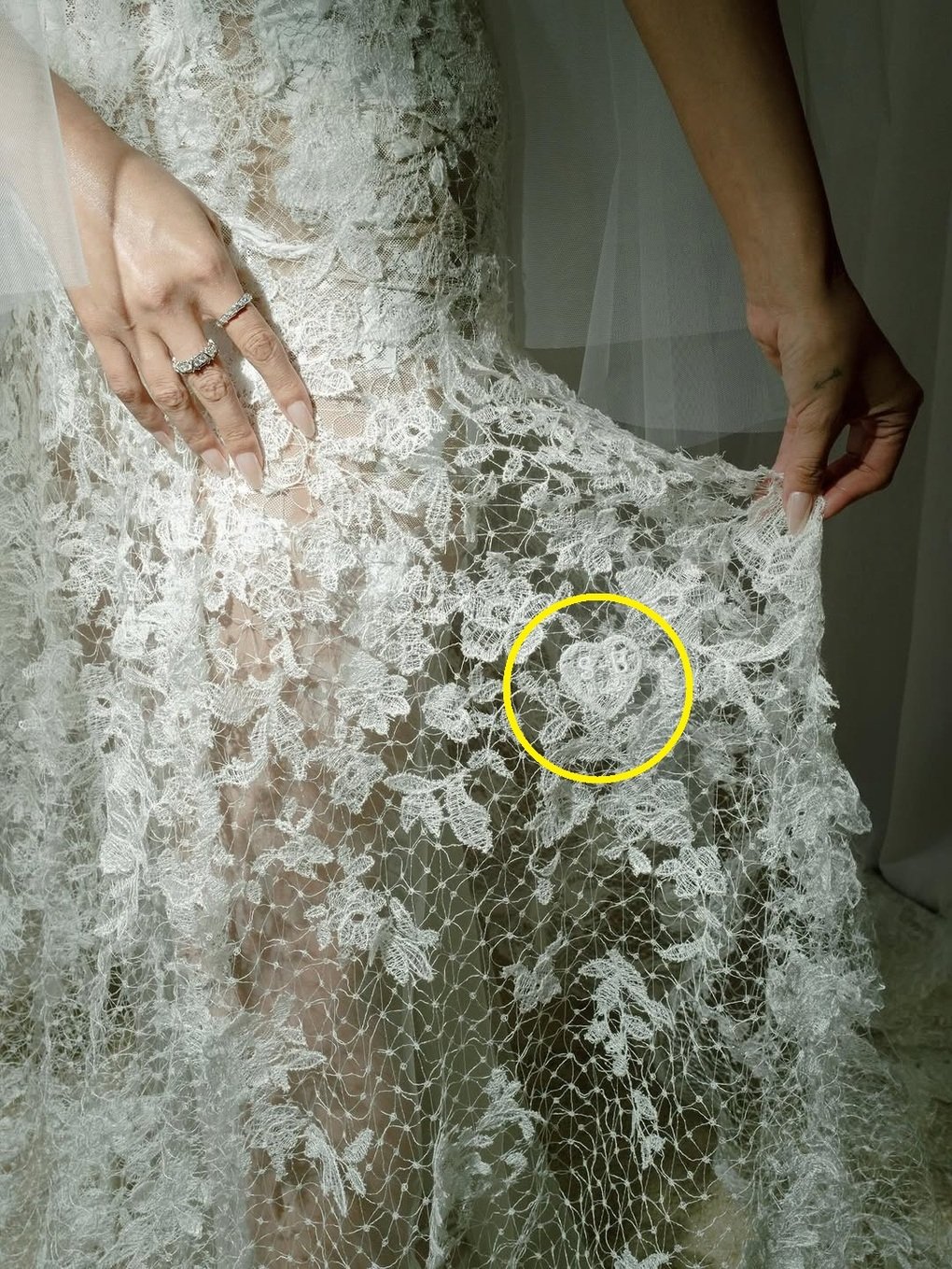 Loạt váy cưới và trang sức triệu USD của ca sĩ tỷ phú Selena Gomez - 3